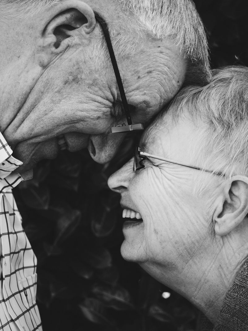 Una pareja mayor, mejilla con mejilla