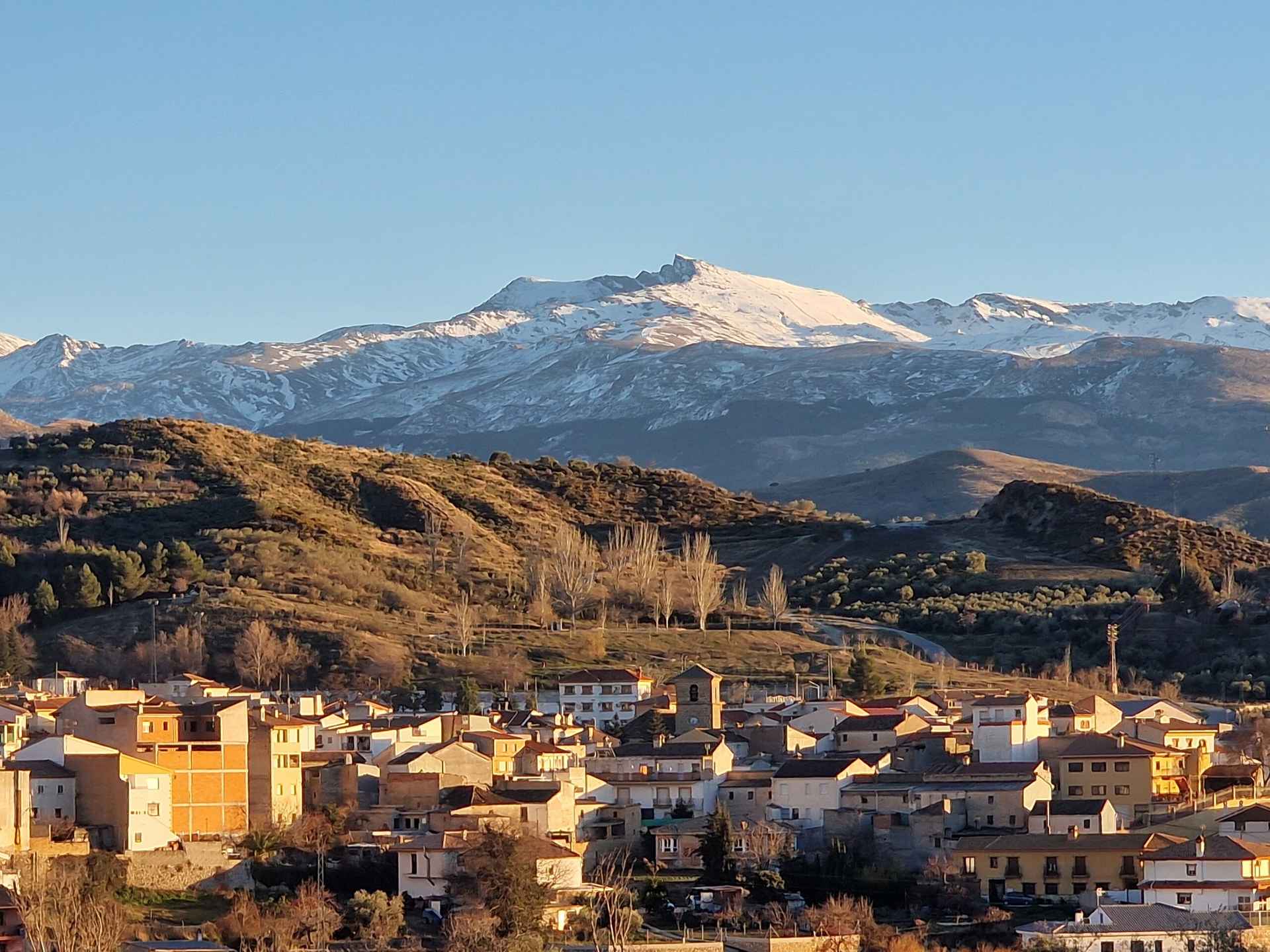 Beas de Granada con Sierra Nevada al fondo